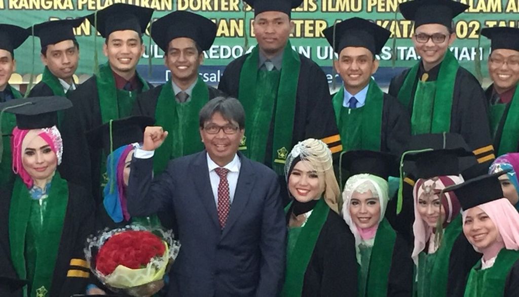 Dr Samsul Rizal with university graduates