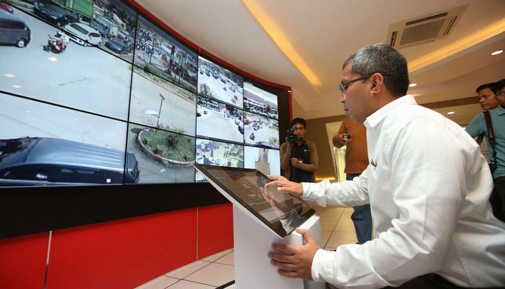Makassar Mayor in war room