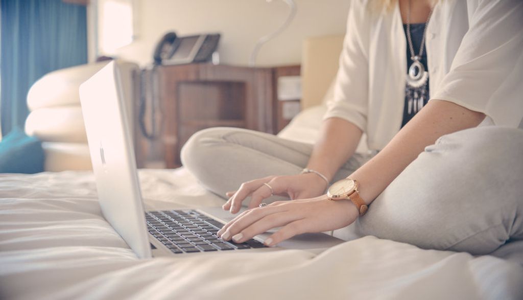 rsz_person-woman-apple-hotel
