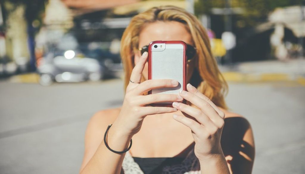 rsz_person_taking_photo_on_smartphone