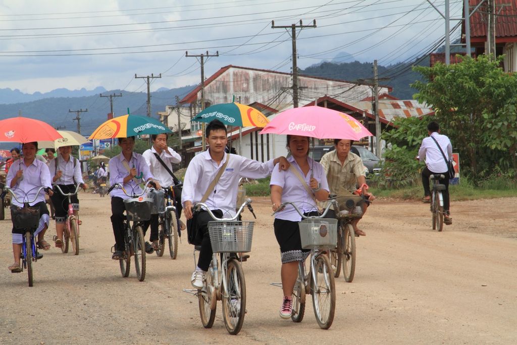 Laotian students come home from school