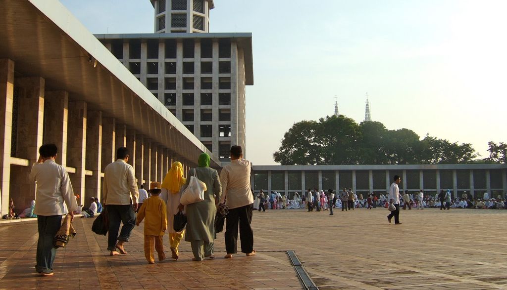 Eid_ul-Fitr_Family_Istiqlal_Mosque_Jakarta