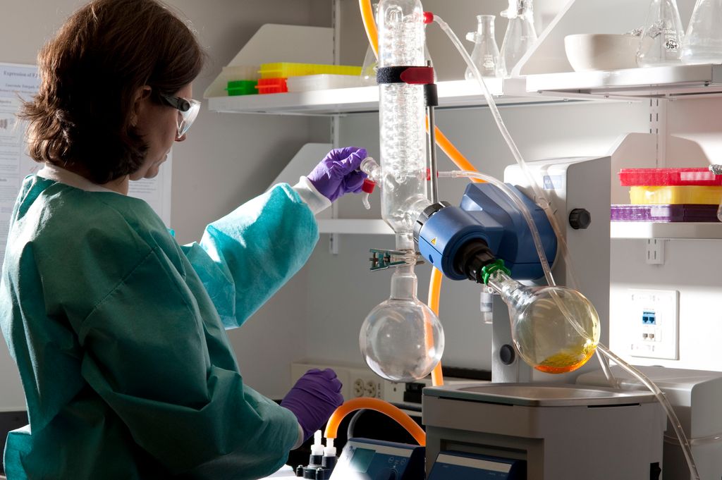 Laboratory_scientist_conducts_an_experiment